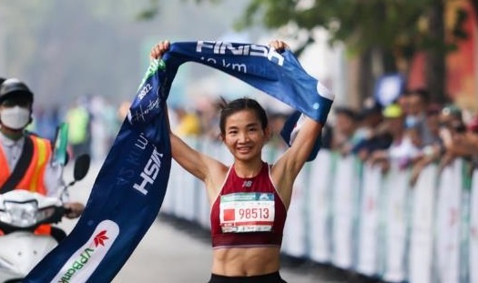 Nguyen Thi Oanh pha ky luc tai VPBank Hanoi Marathon 2022 hinh anh