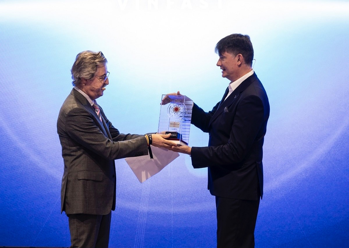 AutoBest vinh danh VinFast la ‘Ngoi sao dang len’ hinh anh