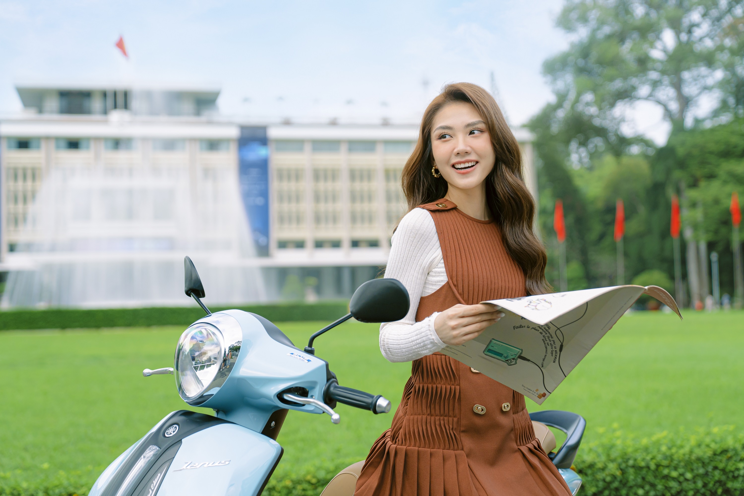 Dan hau Miss World tha dang ben Yamaha Janus hinh anh