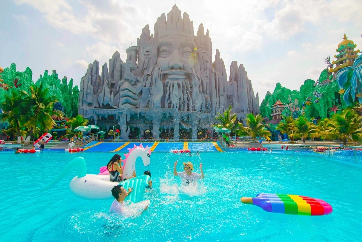 Suoi Tien danh 1.000 phan qua cho phai dep dip 20/10 hinh anh