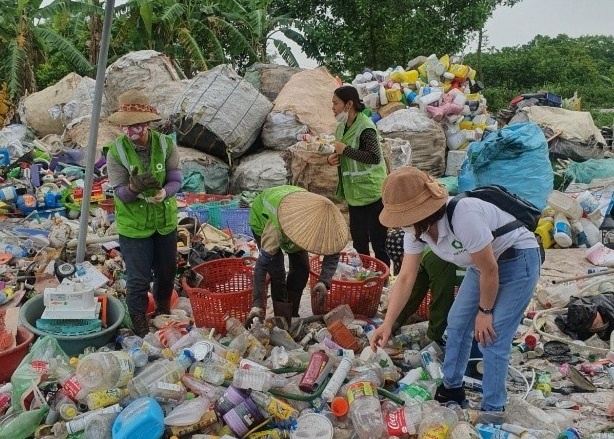 Unilever Viet Nam thu gom 12.000 tan rac thai nhua hinh anh