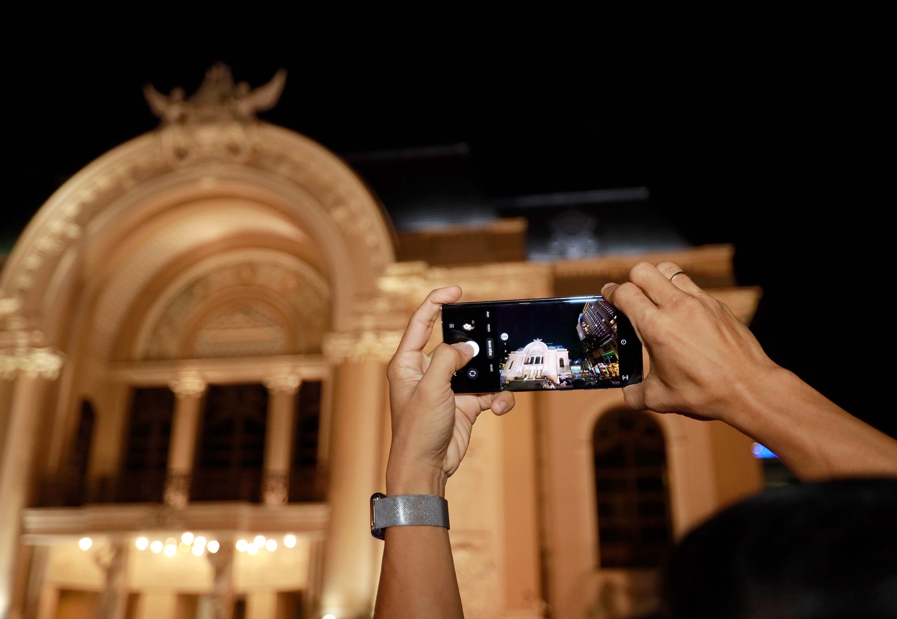 Trai nghiem Galaxy S22 series tren chuyen bus 'Song dam chat dem' hinh anh