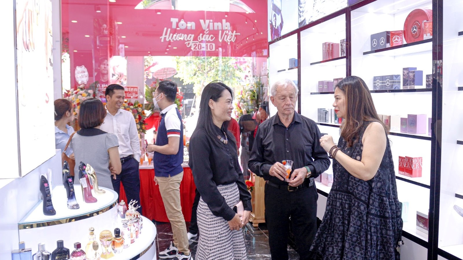 The Gioi Nuoc Hoa khai truong cua hang flagship dau tien tai TP.HCM hinh anh