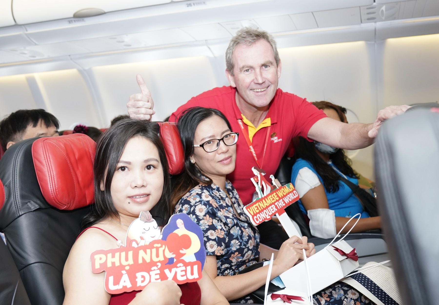 Dieu bat ngo tren nhung chuyen bay Vietjet ngay Phu nu Viet Nam 20/10 hinh anh