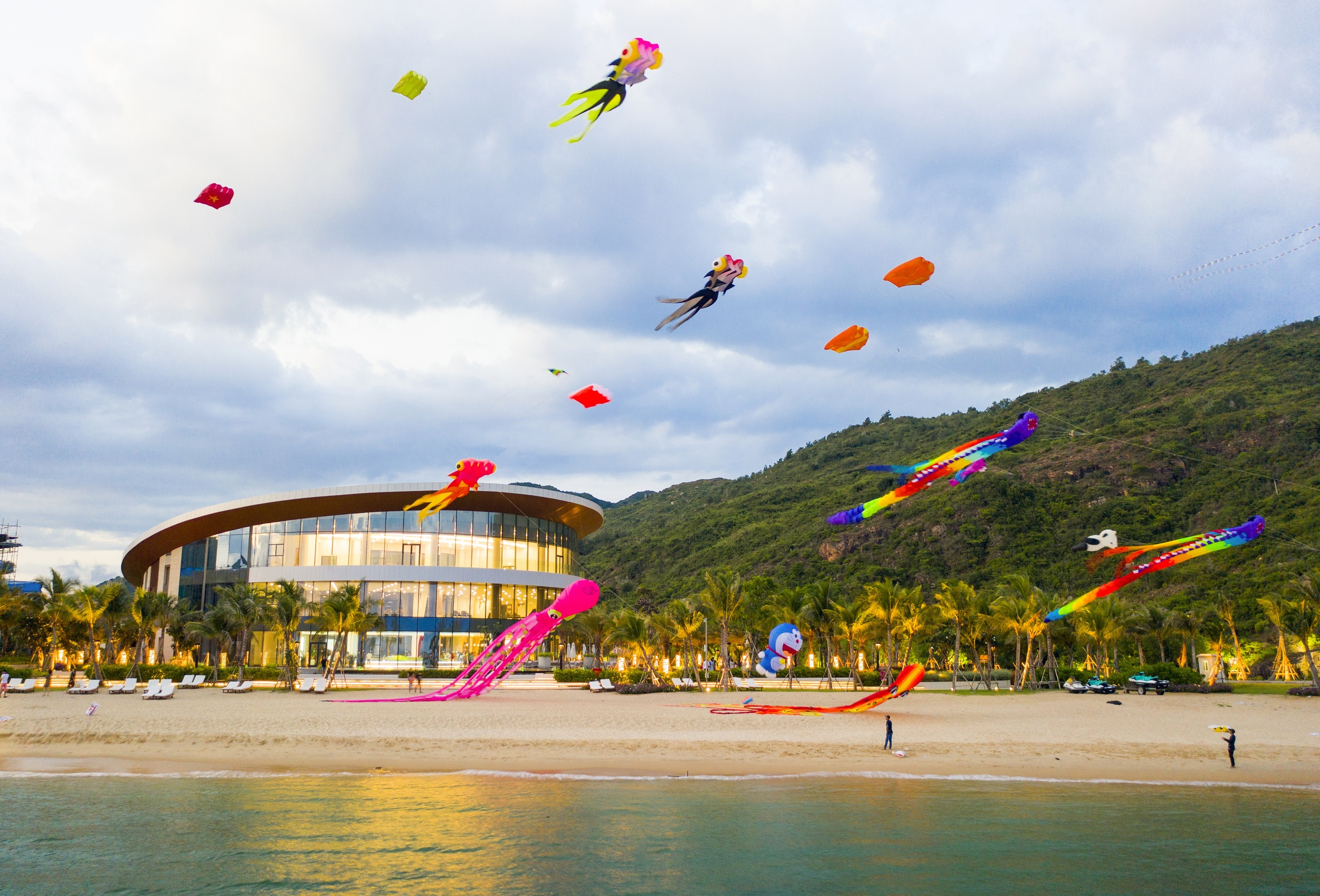 Trai nghiem “thanh pho khong ngu” tai Quy Nhon hinh anh