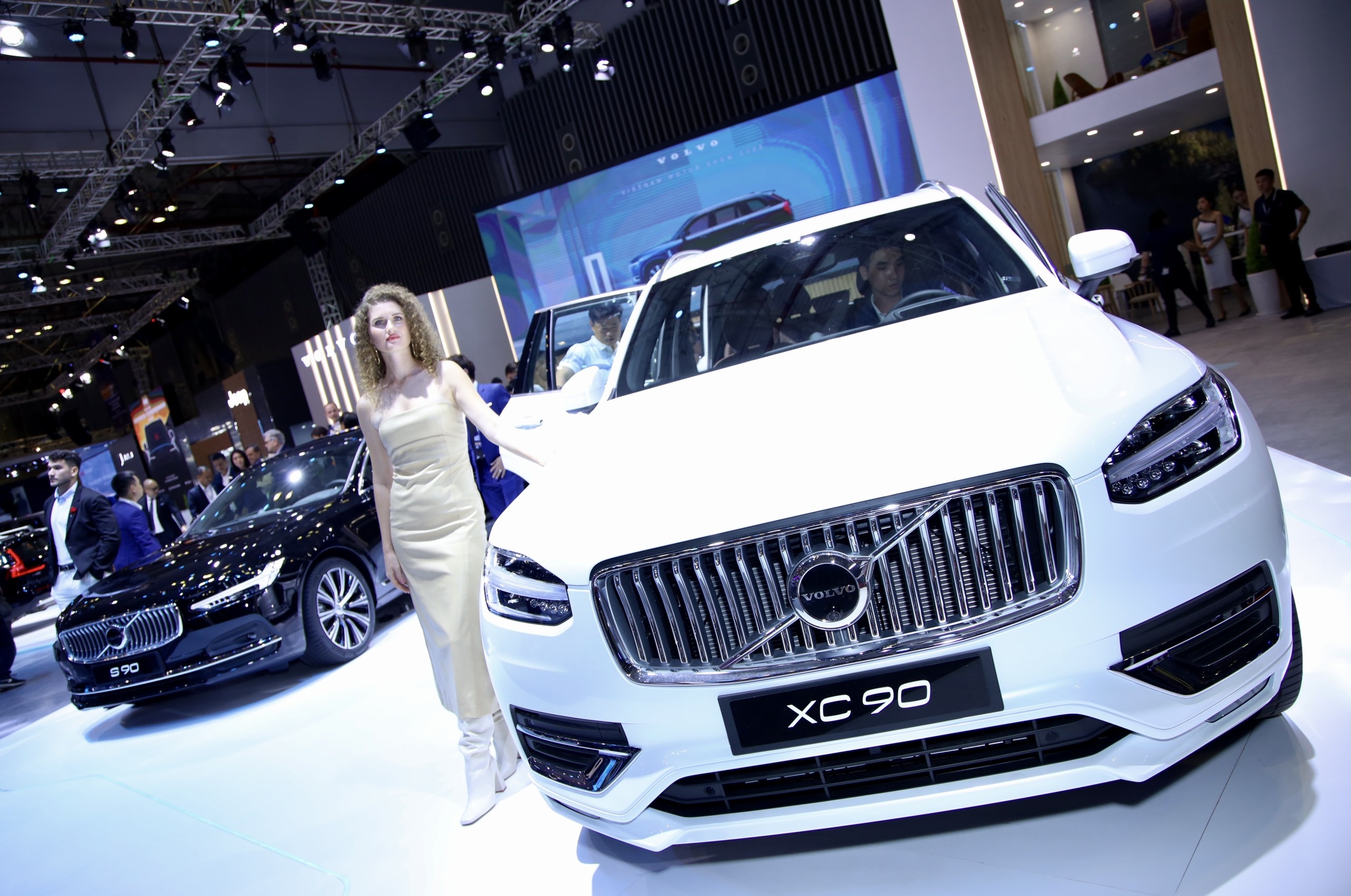 Gian hang Volvo tai Vietnam Motor Show 2022 tran ngap 'xe xanh' hinh anh