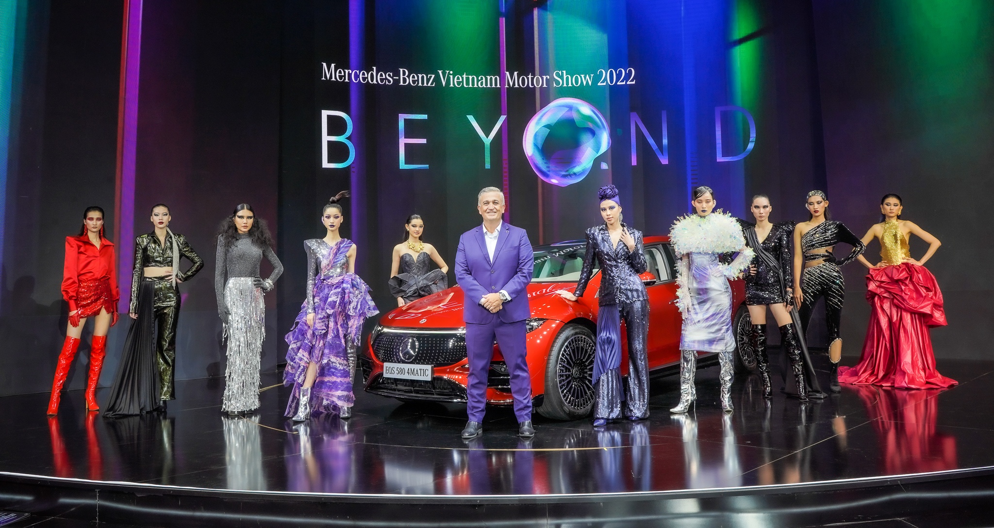 Dan xe Mercedes-Benz dang khao khat tai VMS 2022 hinh anh