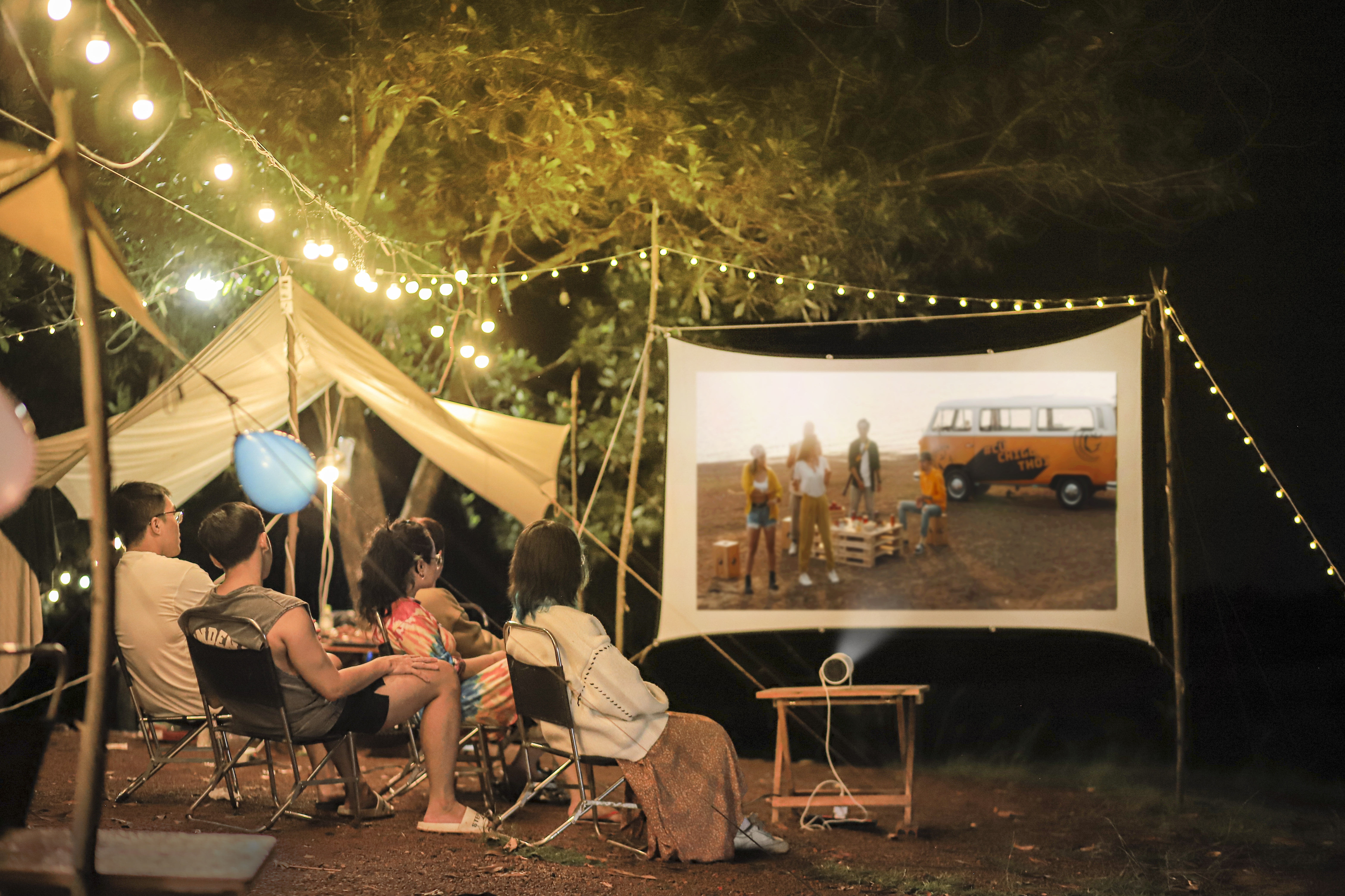 Xach may chieu len va di, ban tre thay doi cach giai tri cuoi tuan hinh anh