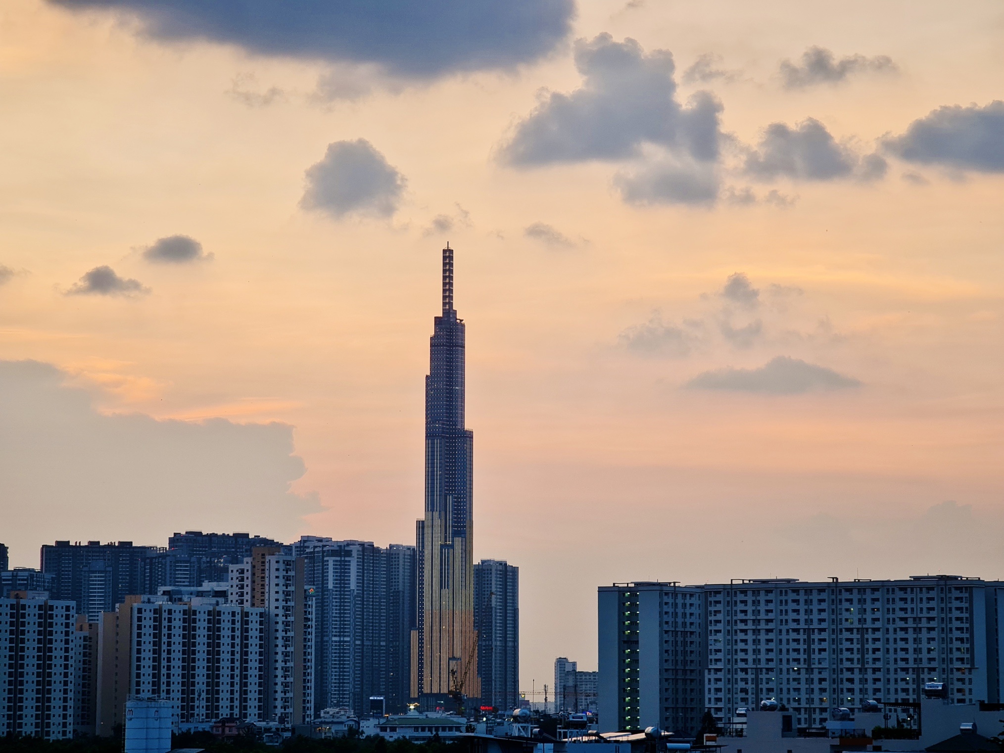 Kham pha TP.HCM qua ong kinh vivo V25 5G hinh anh