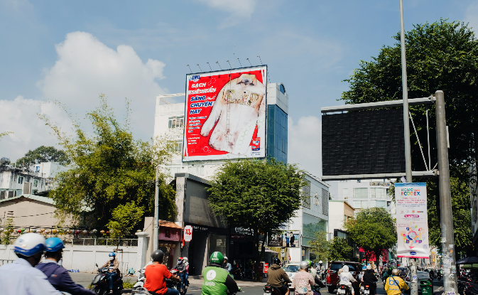 Chiec ao ban va loat cau chuyen y nghia thu hut nguoi di duong TP.HCM hinh anh