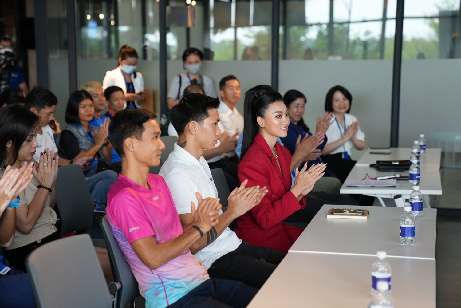 Van Hau,  Hoa hau Thu Thuy, anh 7