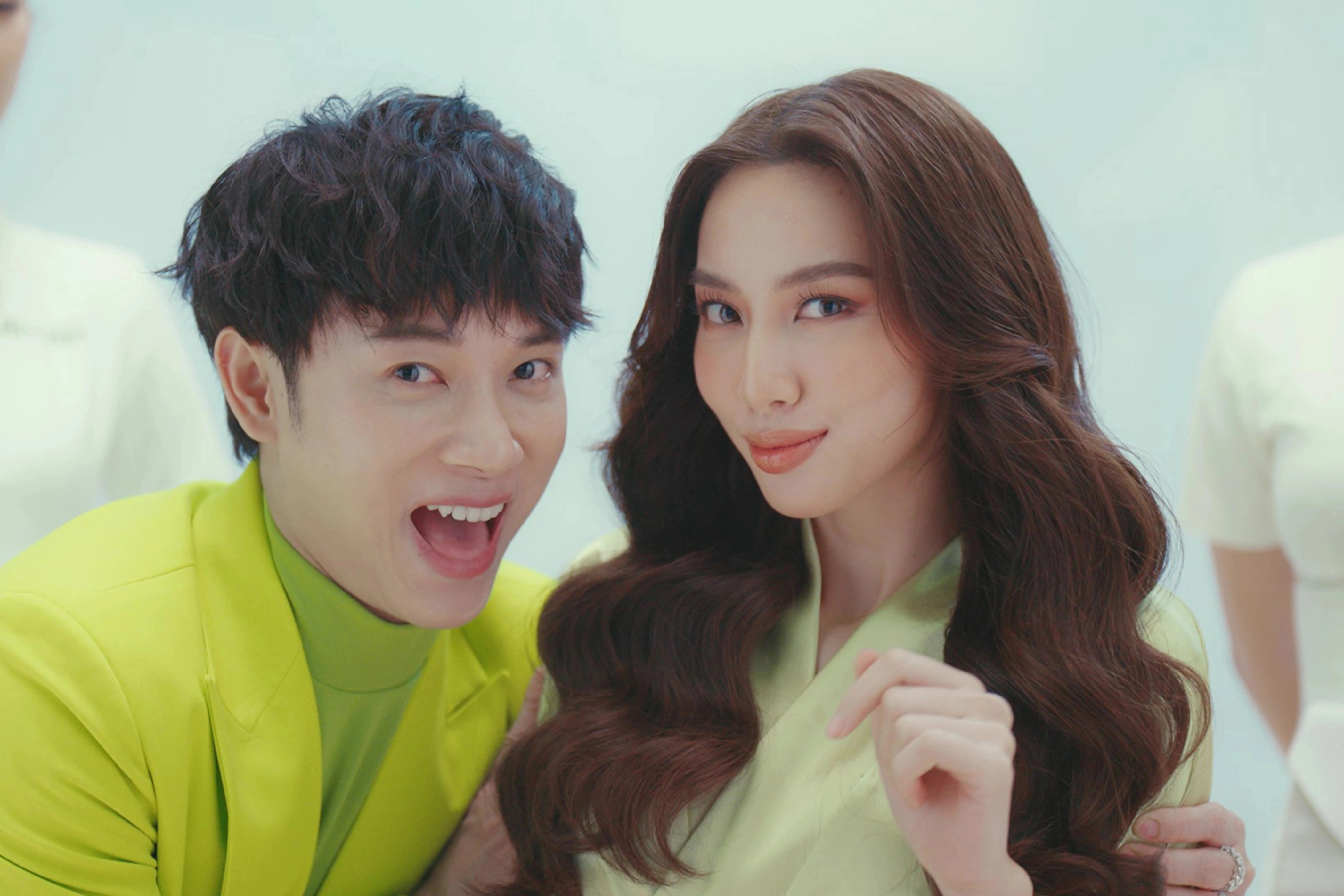 Truc Nhan tung MV moi, danh dau lan dau bat tay Hoa hau Thuy Tien hinh anh