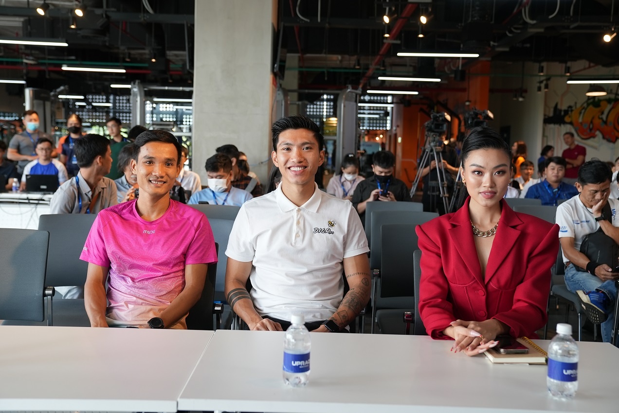 Van Hau, Hoa hau Thu Thuy, Quang Tran xo giay chay cung UpRace 2022 hinh anh