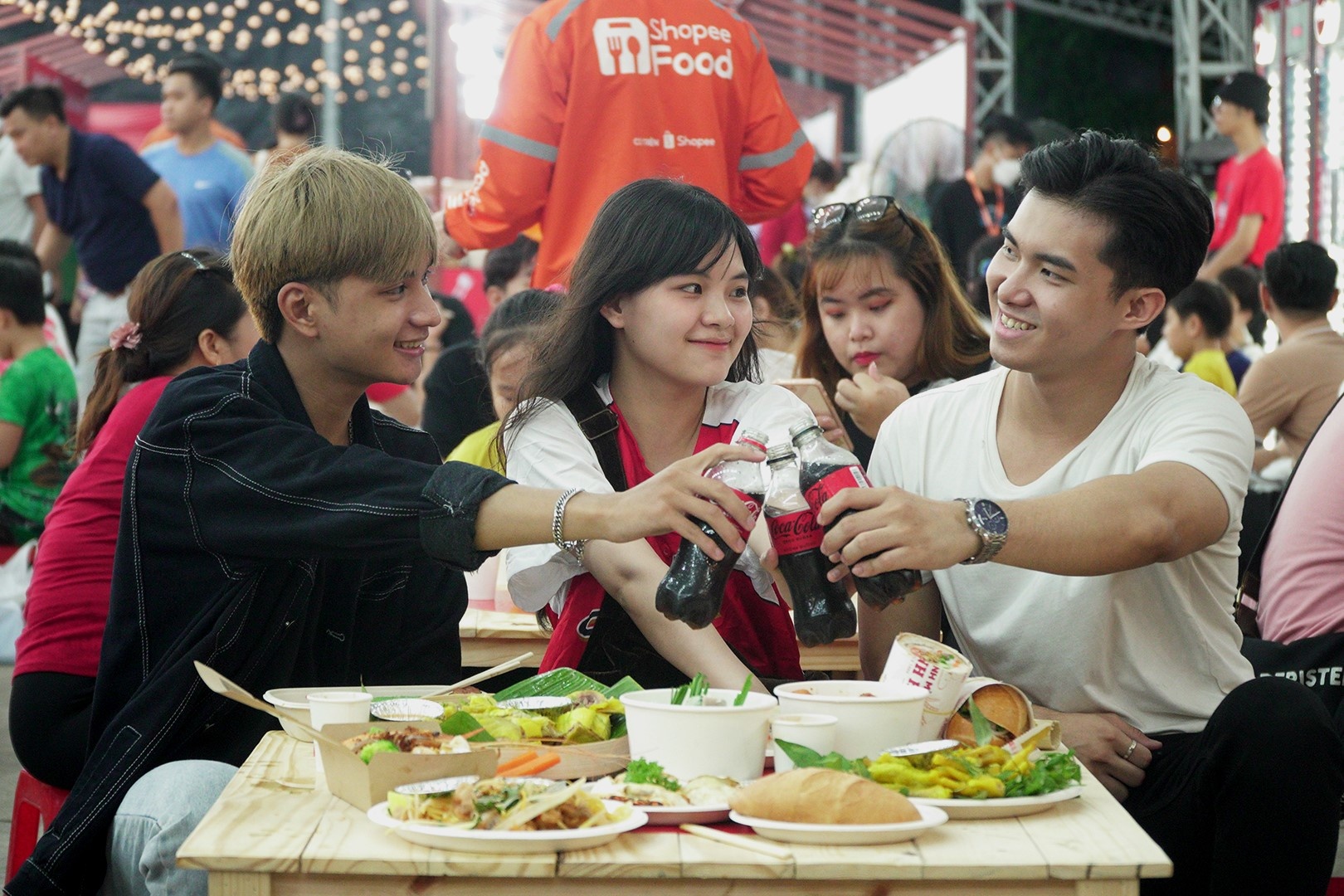Gioi tre Ha Noi 'da mat, no bung' voi Le hoi am thuc 2022 hinh anh