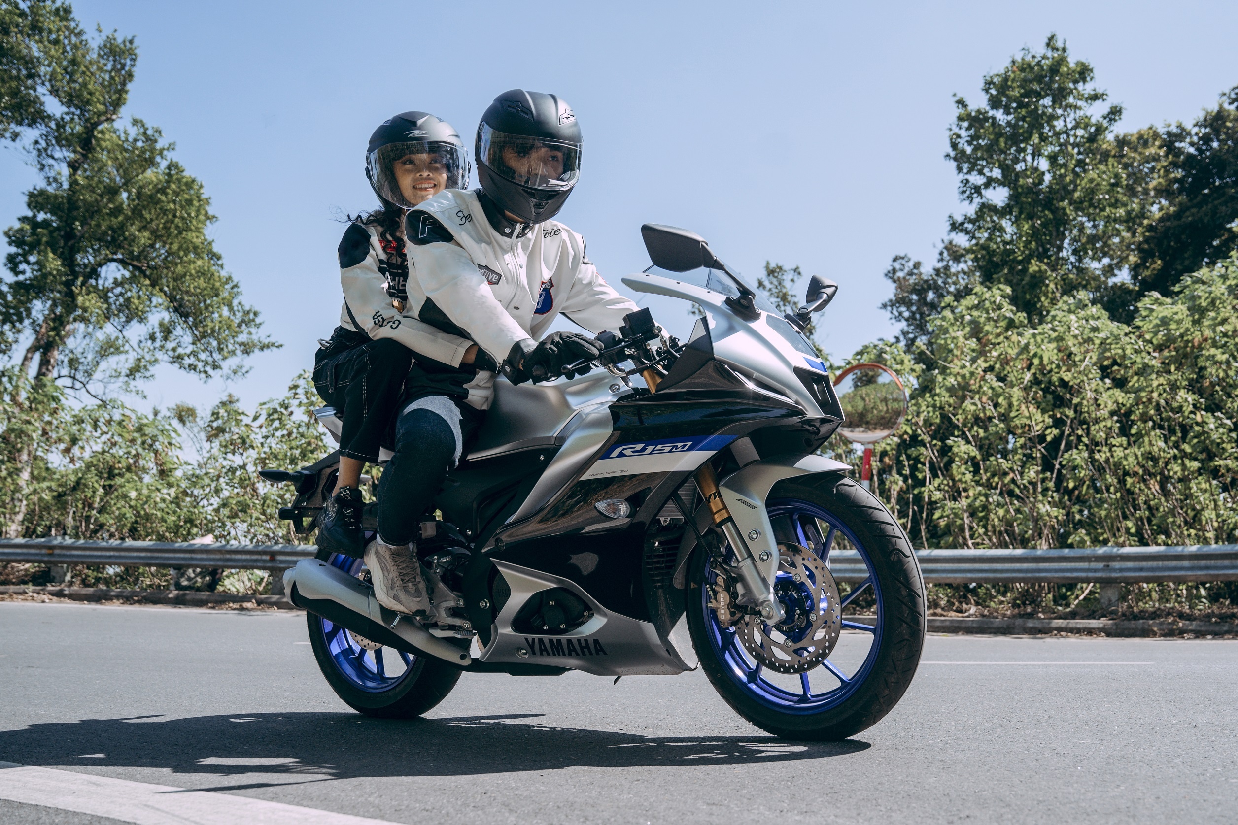 Trai nghiem sportbike Yamaha R15 the he moi, an toan cao hinh anh