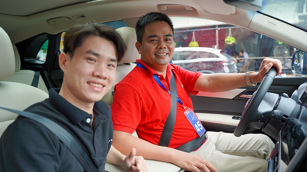 VinFast VF 8 hut khach lai thu tai TP.HCM nho gia pin 176 trieu dong hinh anh