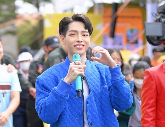 Dan sao hoi tu lan toa tinh than 'Lead with Lof' hinh anh