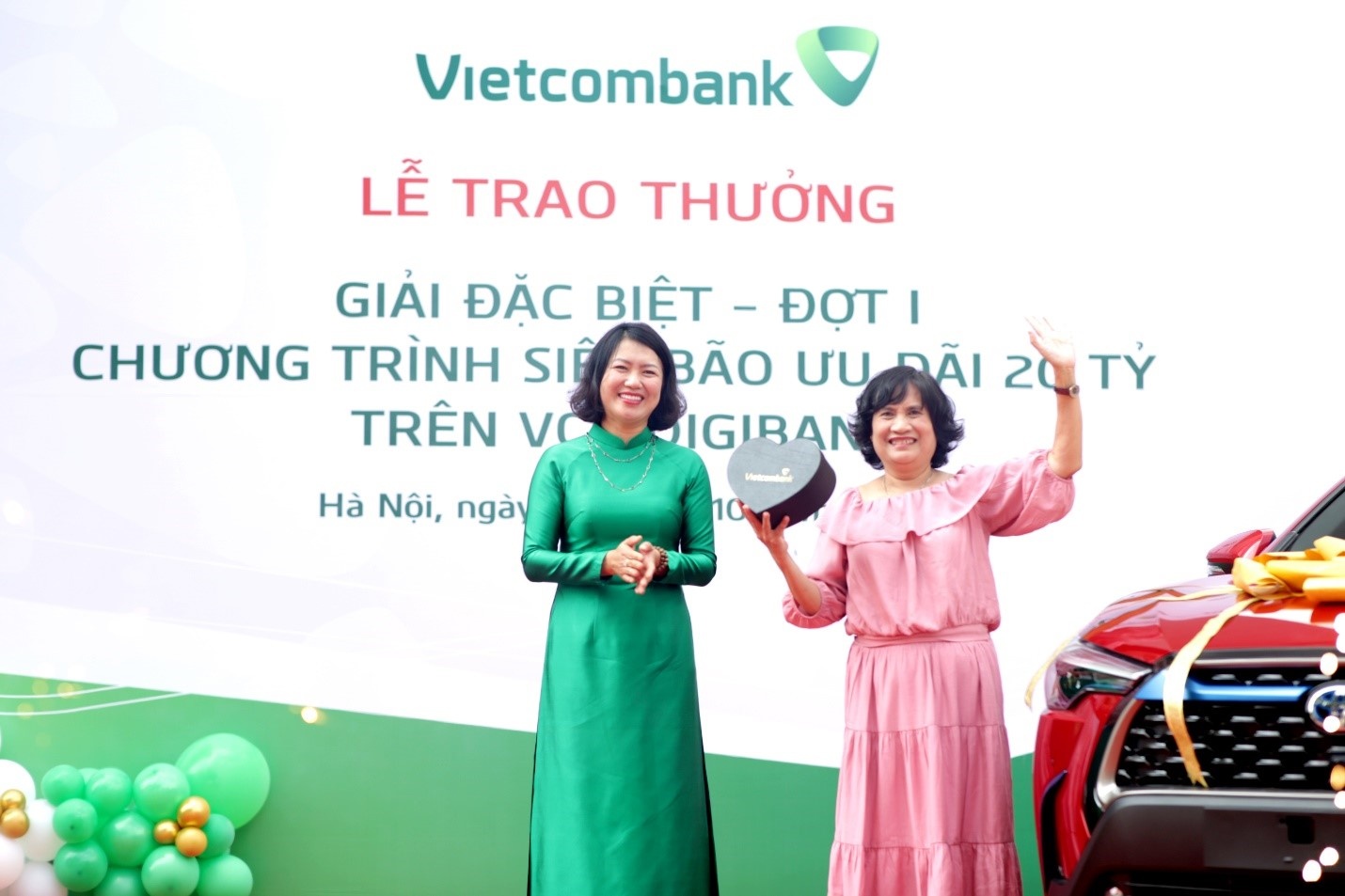 Khach VCB trung oto anh 1