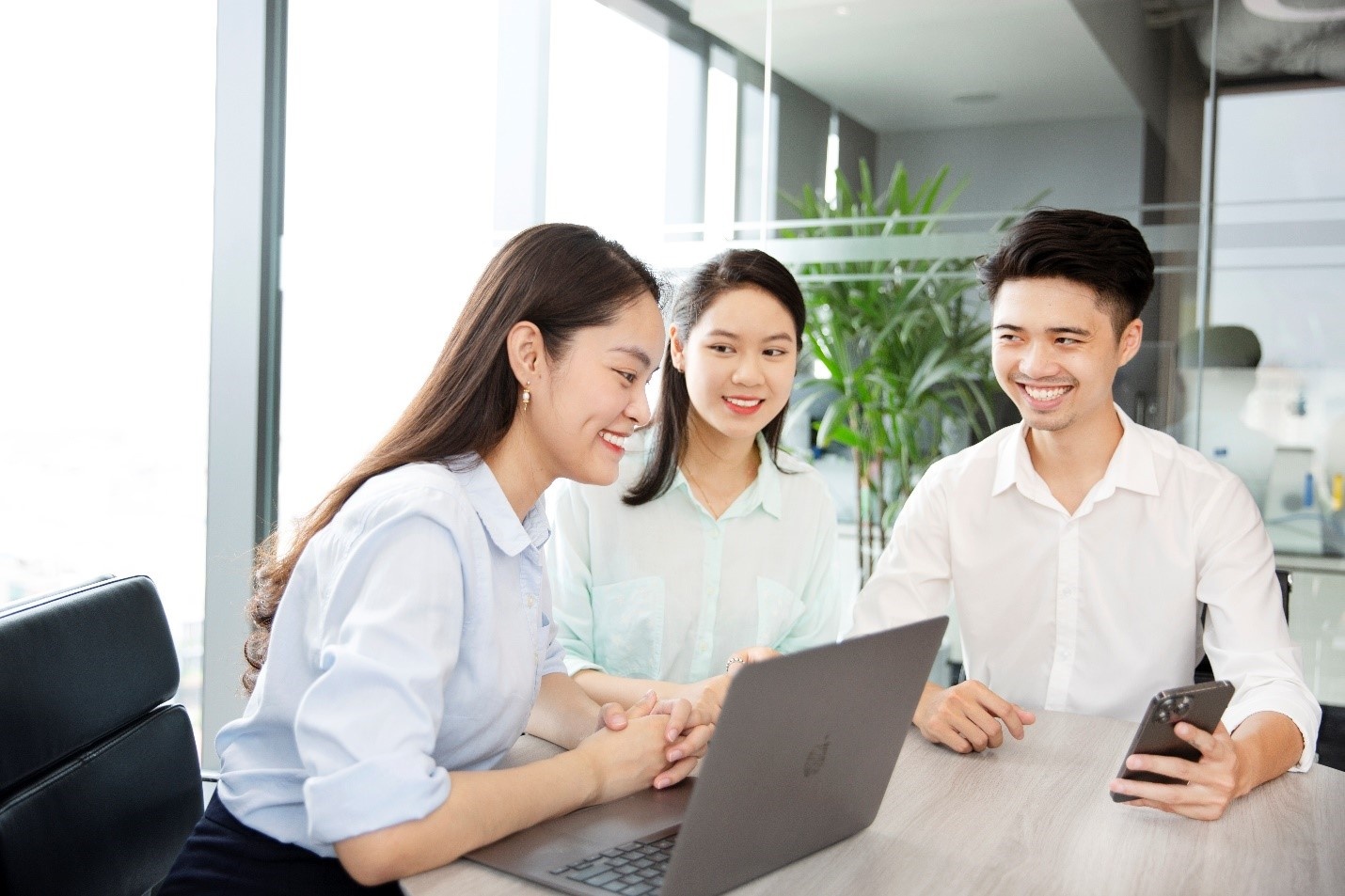 Khach VCB trung oto anh 2