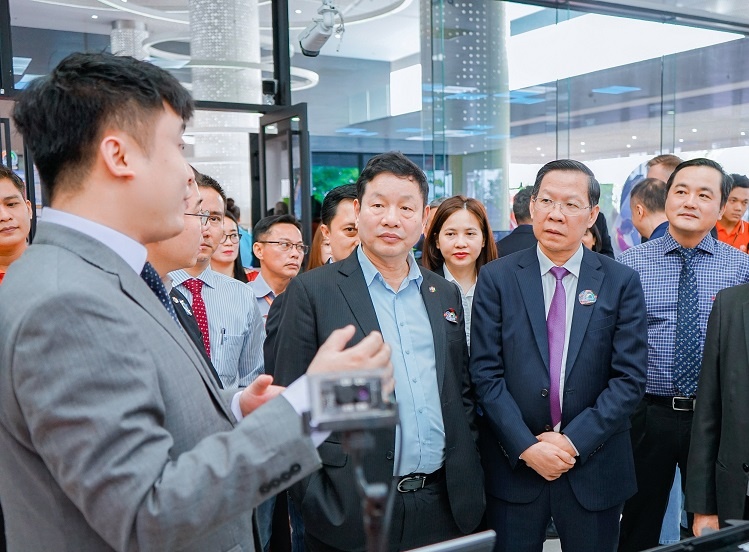 FPT Telecom gay an tuong voi loat giai phap cong nghe thong minh hinh anh