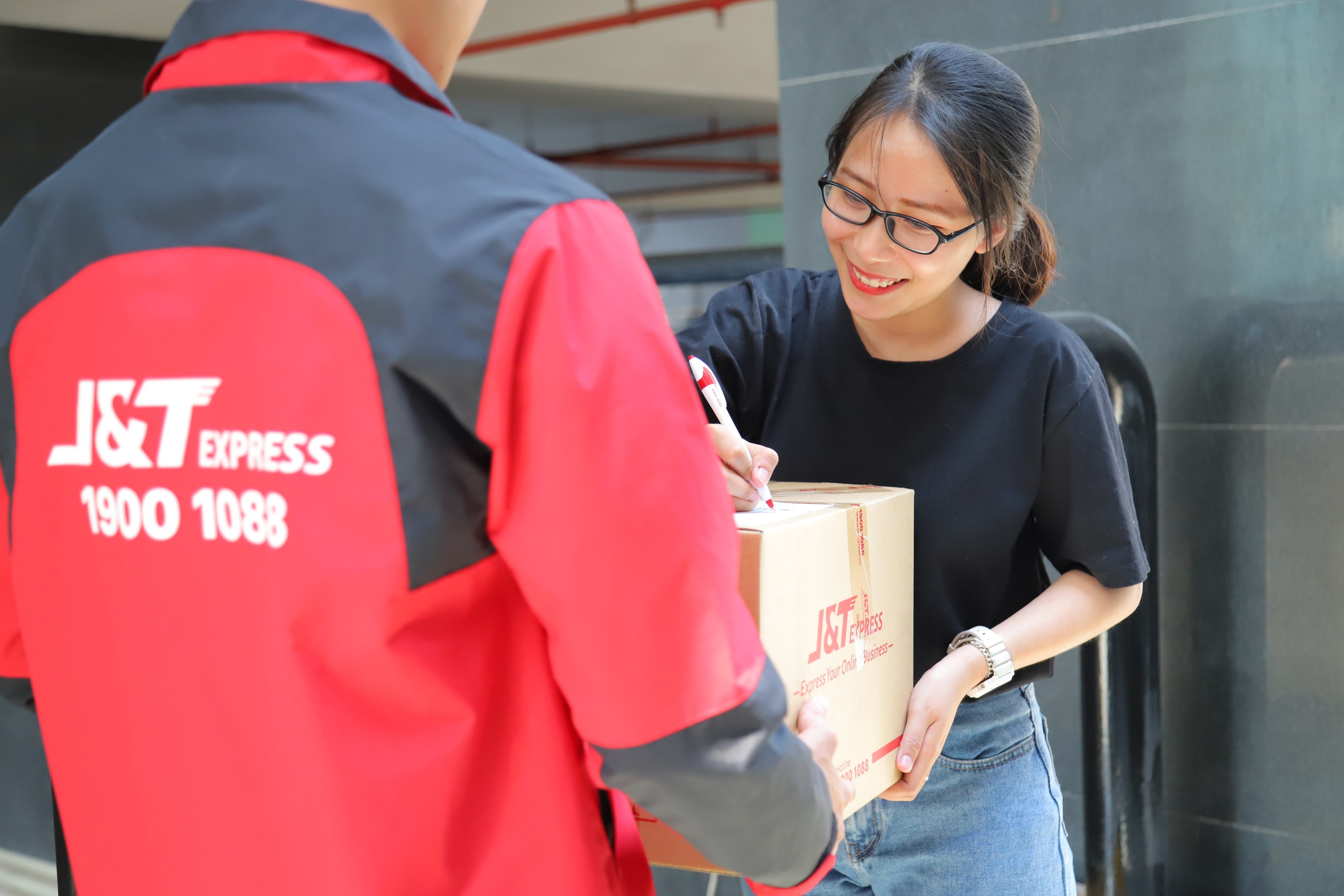 J&T Express,  don vi giao van anh 2