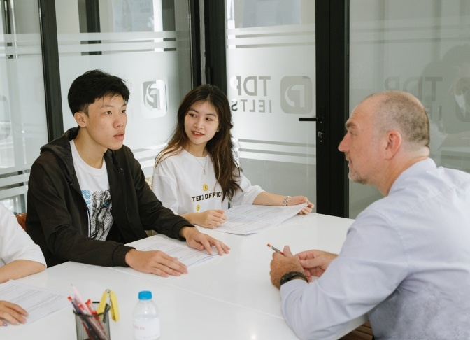 Nen hoc IELTS voi giao vien ban xu hay giao vien Viet Nam? hinh anh