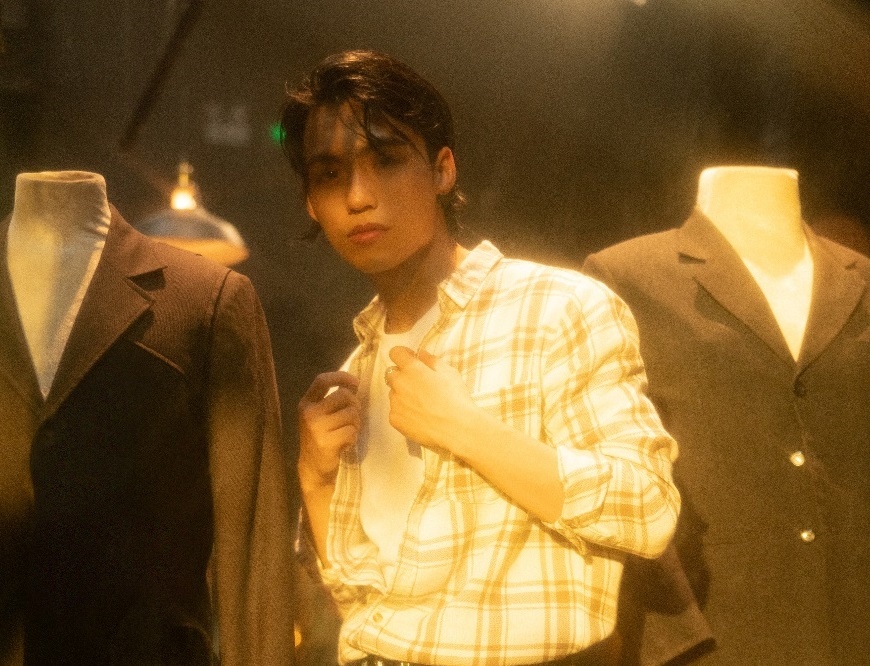 Soi loat trang phuc cua ke si tinh Mono trong MV 'Waiting for you' hinh anh