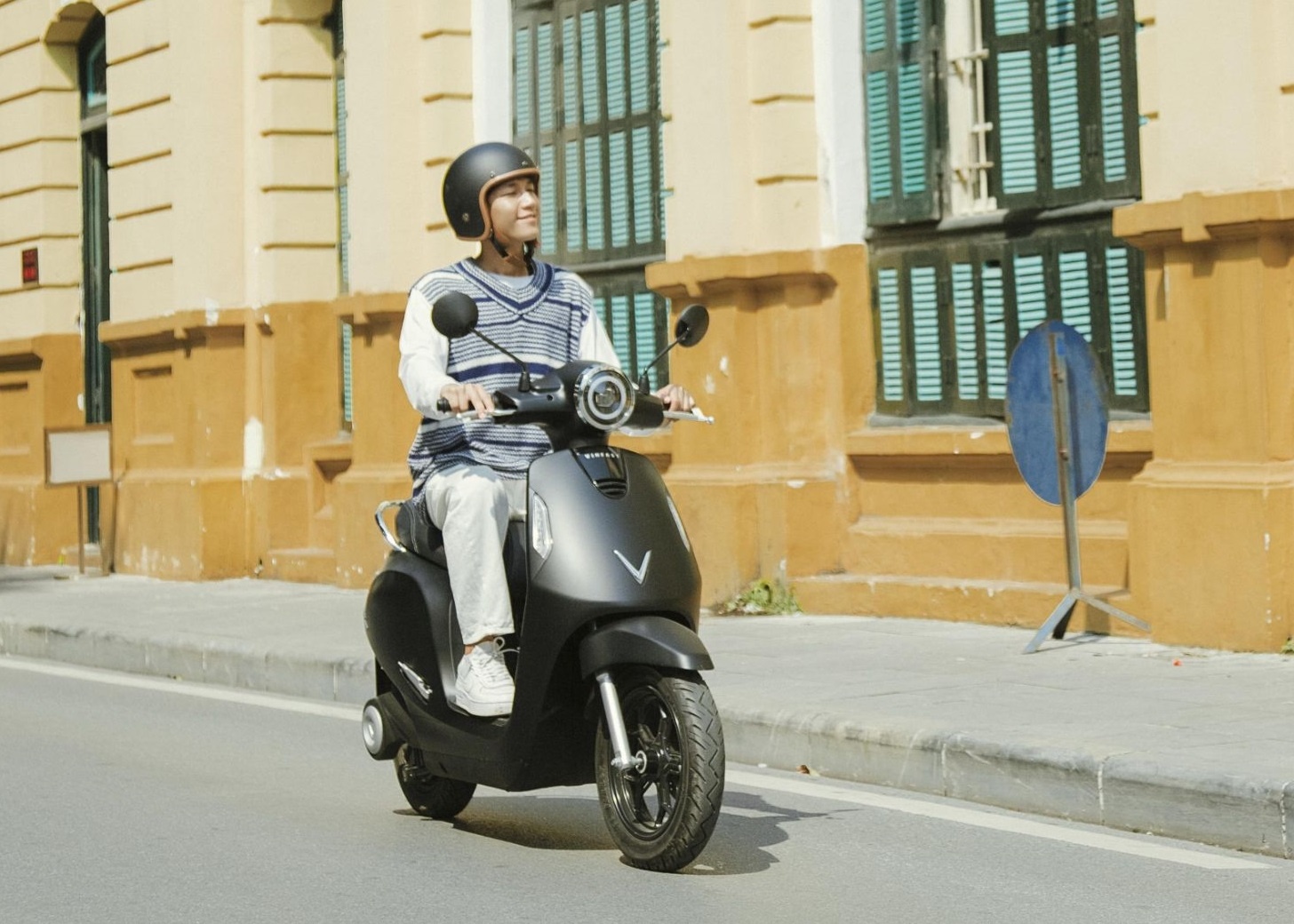 Cung VinFast Evo200 vi vu pho thu Ha Noi hinh anh