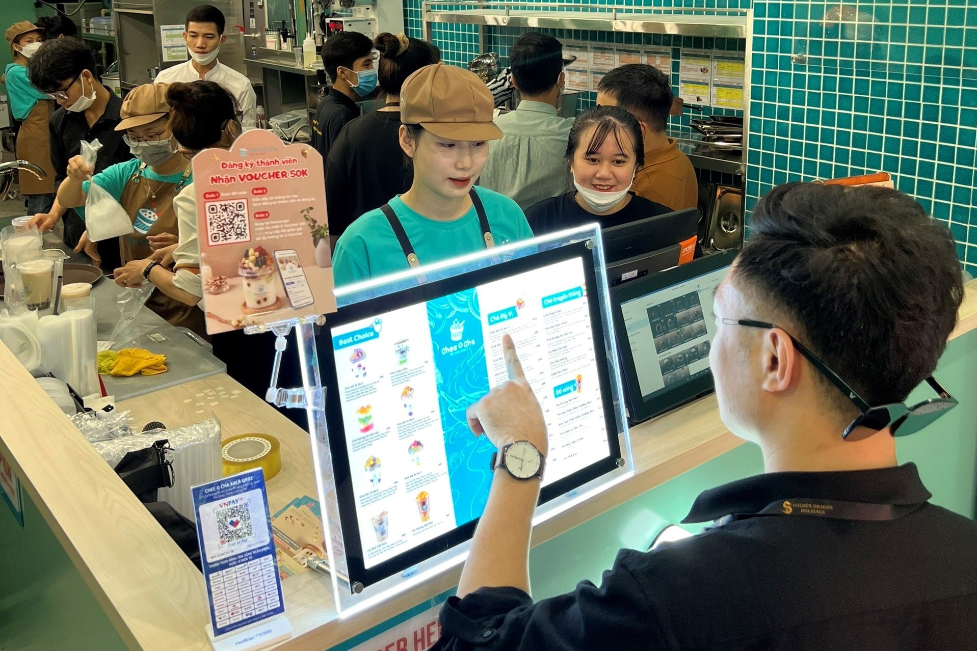 Khach xep hang dai cho thuong thuc 'my vi che chau A' tai Chee O Cha hinh anh