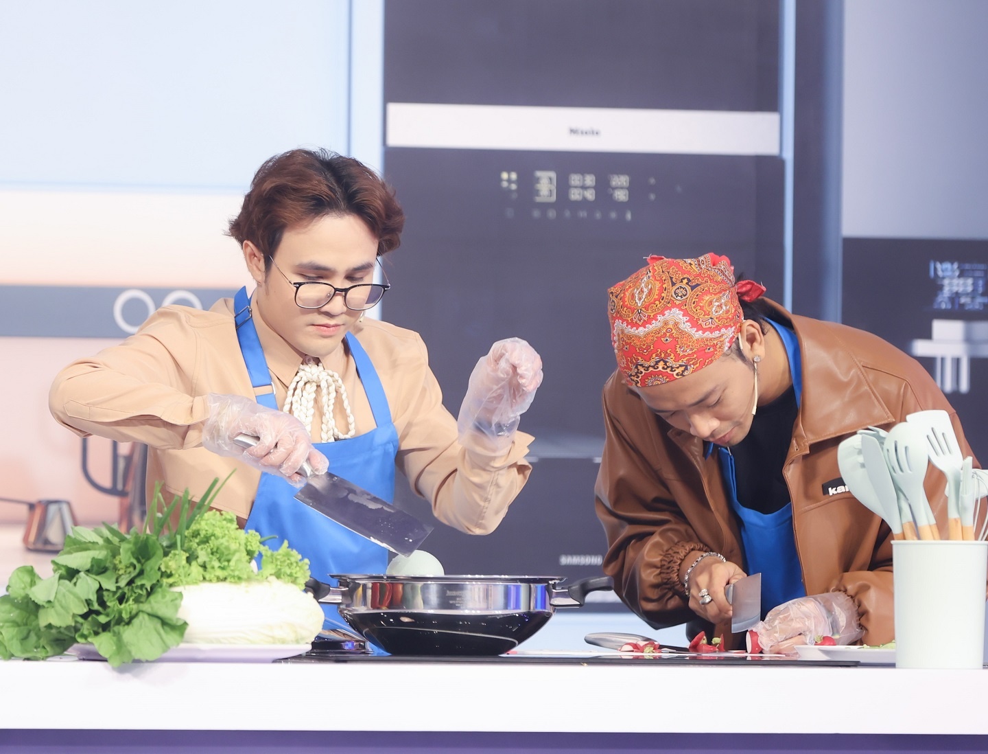 Dan sao 'Cuoc chien am thuc' an tuong voi chiec noi '4 trong 1' hinh anh