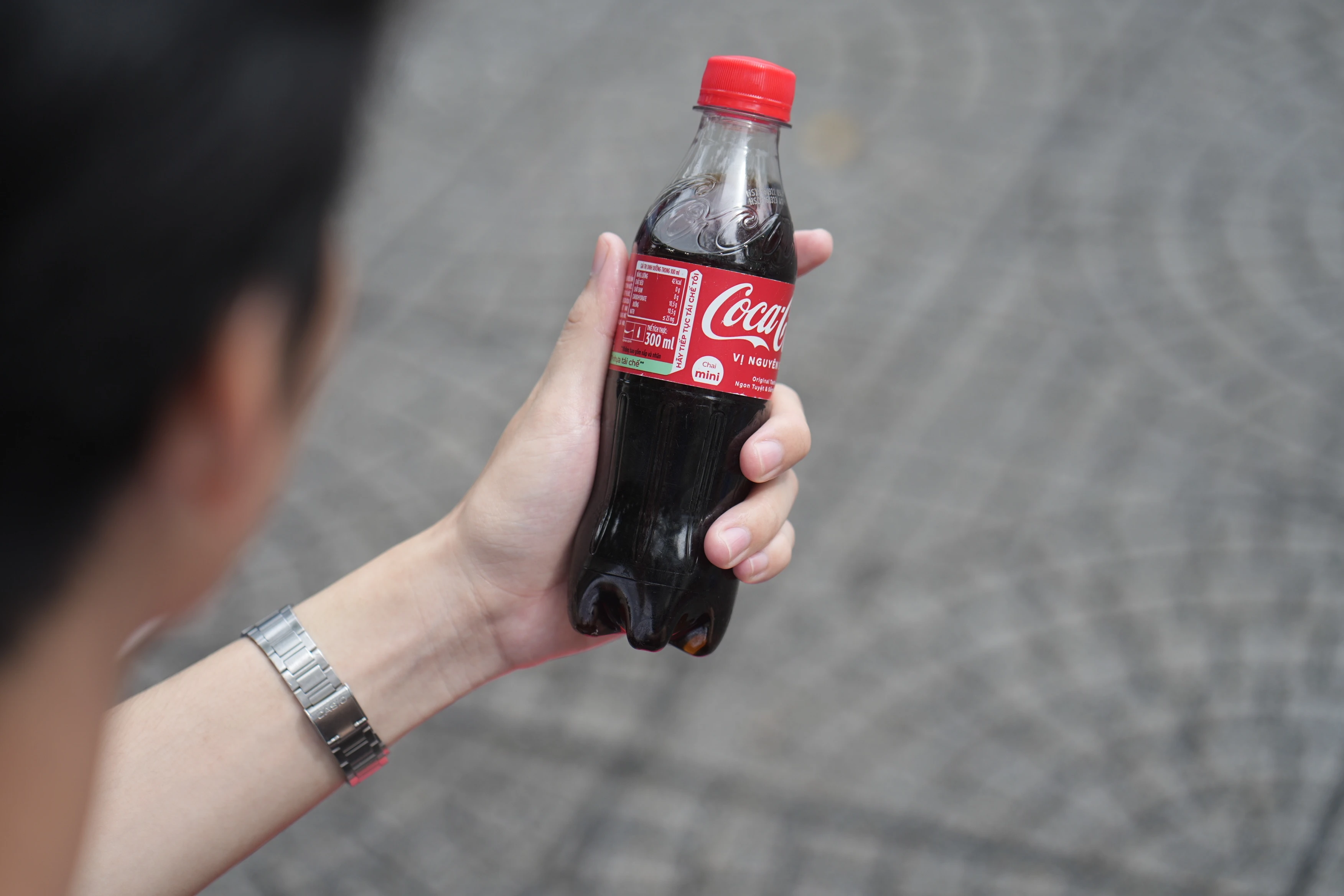 Giai phap tien loi va ben vung tu chai Coca-Cola bang nhua tai che hinh anh