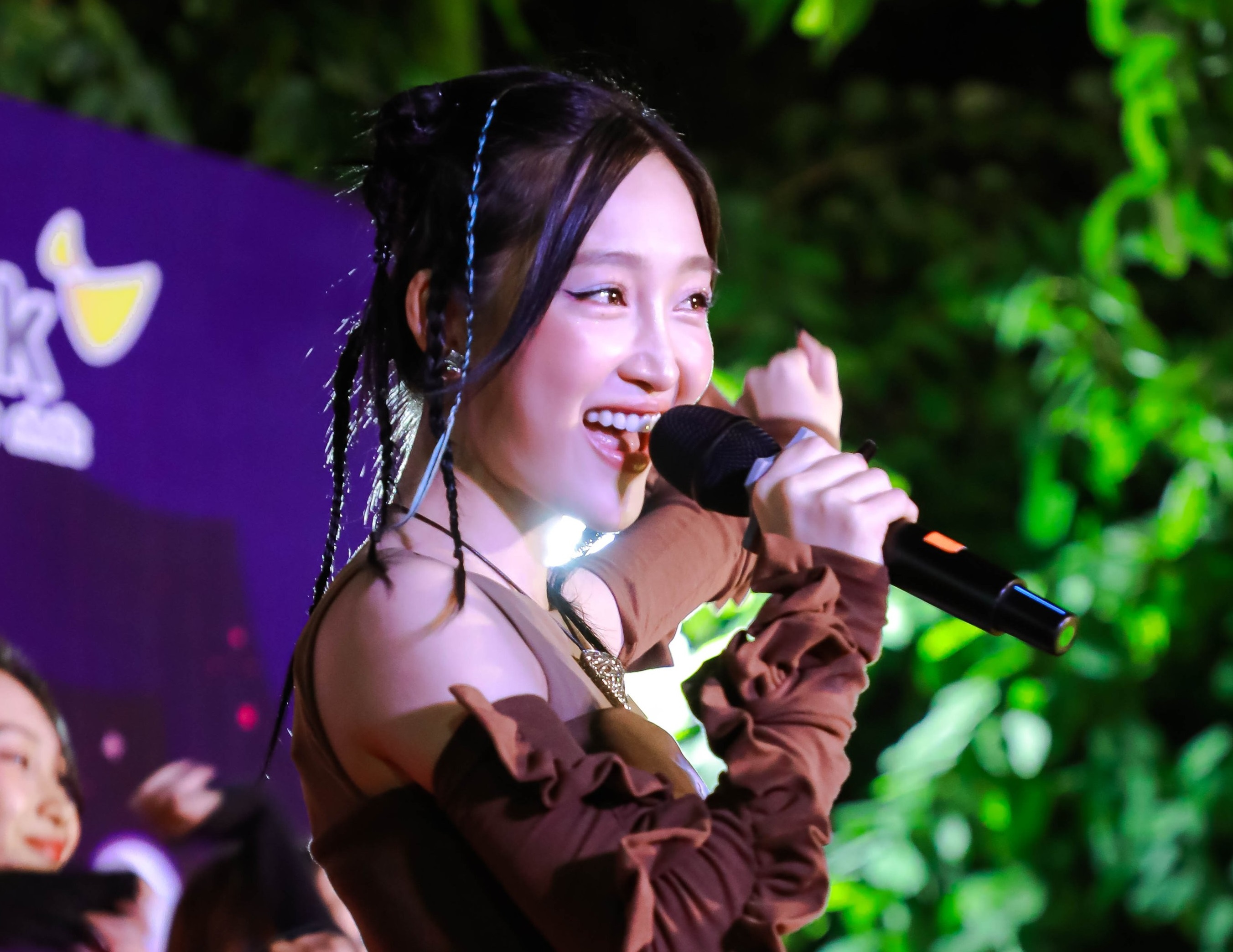 Juky San chay cung sinh vien trong gala UEF Club's Day 2022 hinh anh