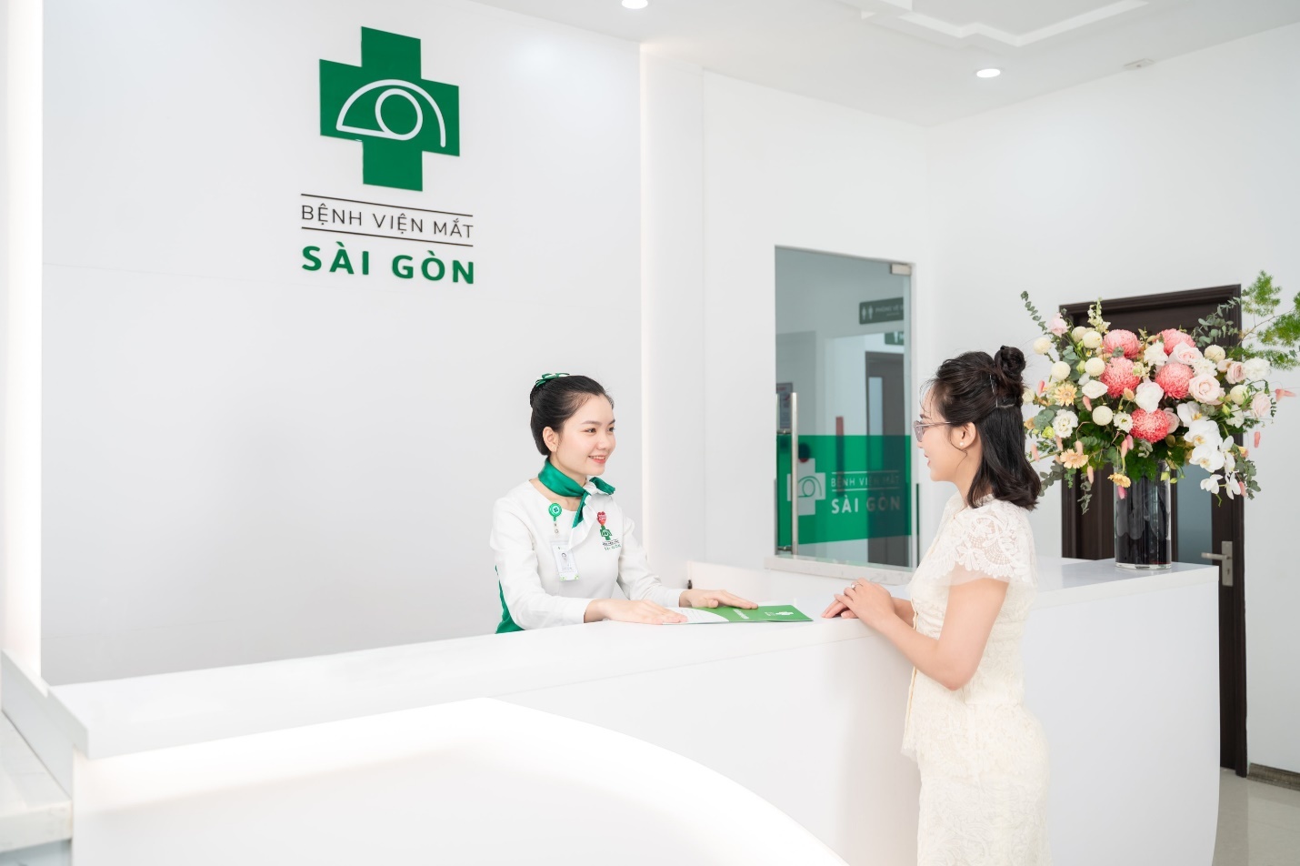 Dich vu phau thuat khuc xa cao cap tai Benh vien Mat Sai Gon Song Han hinh anh
