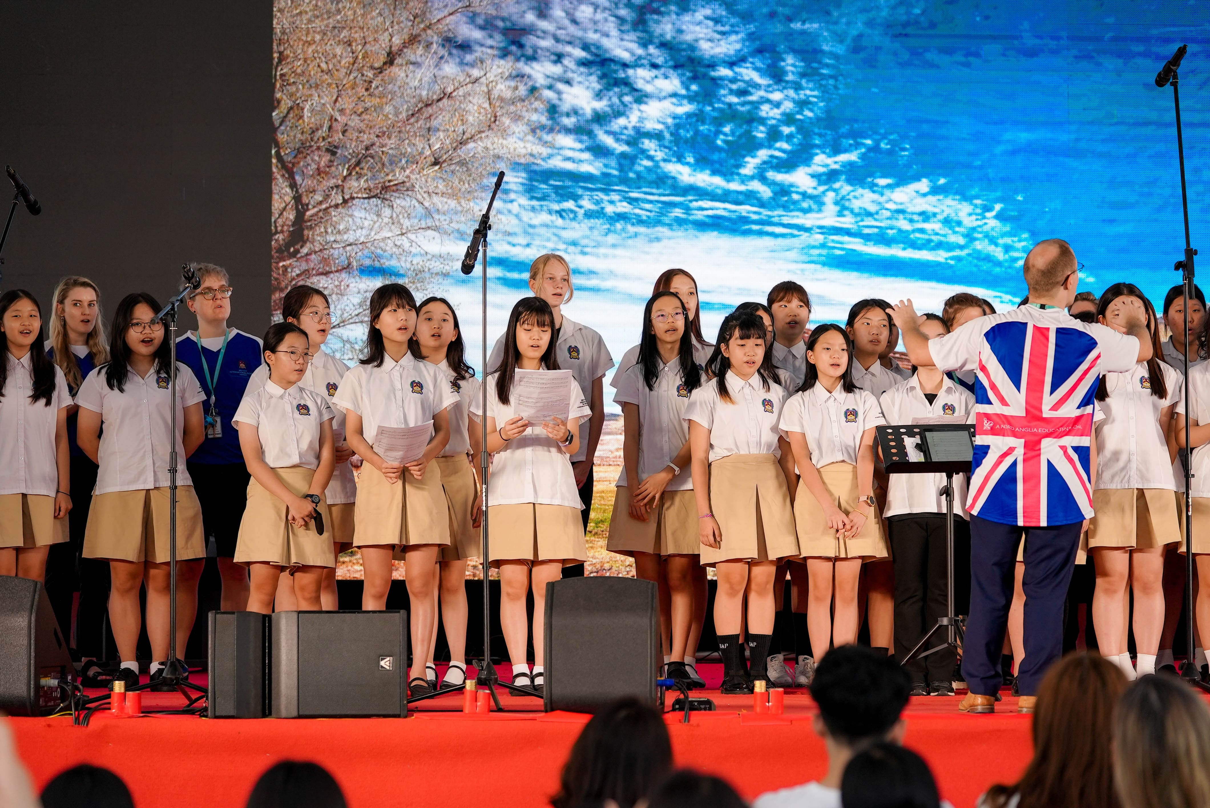 Truong Quoc te Anh anh 1