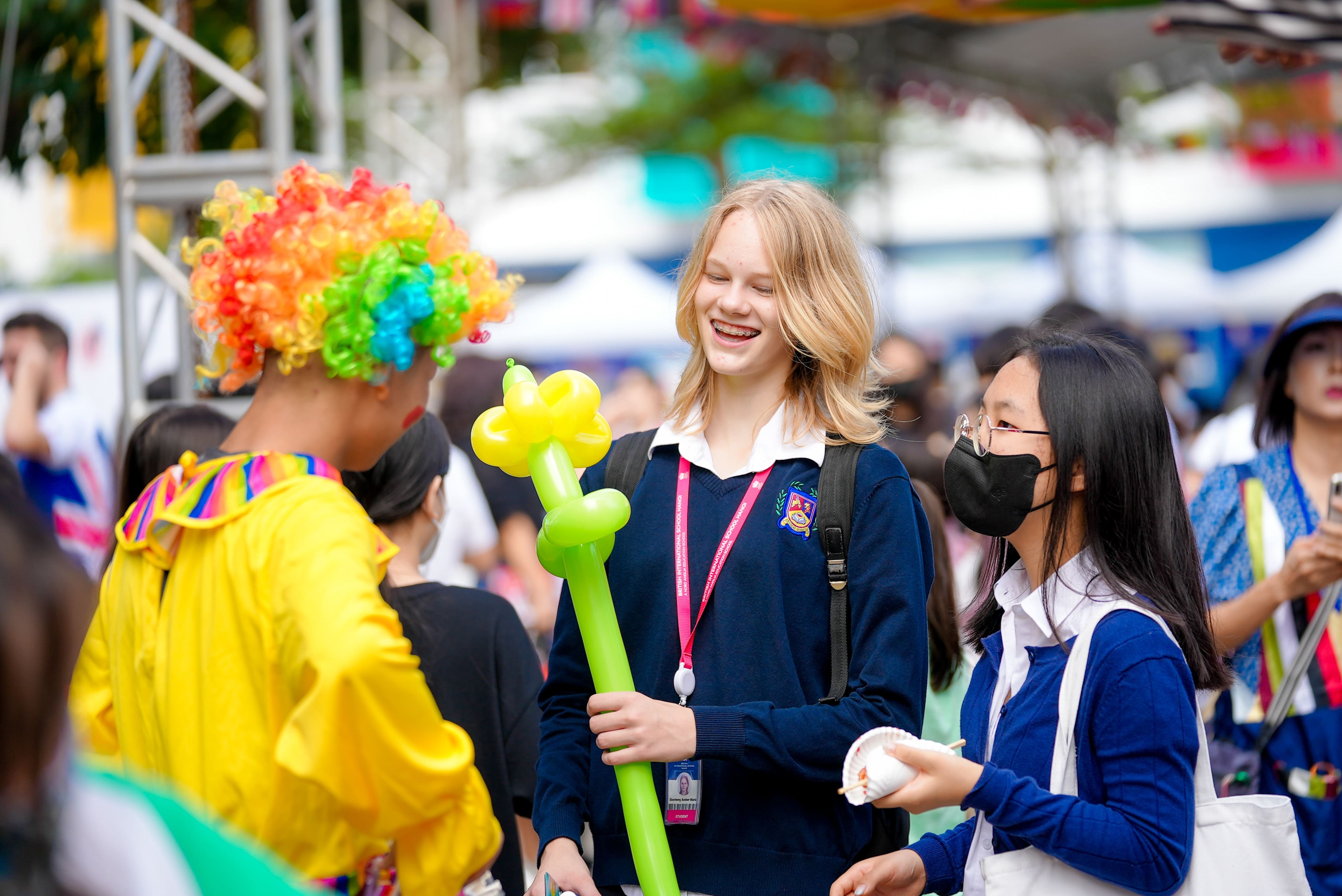 Truong Quoc te Anh anh 3