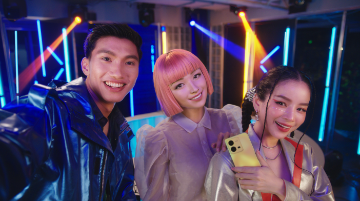 Doan Van Hau, DJ Mie va Denis Dang dong hanh dai su ao ra mat V25 Pro hinh anh