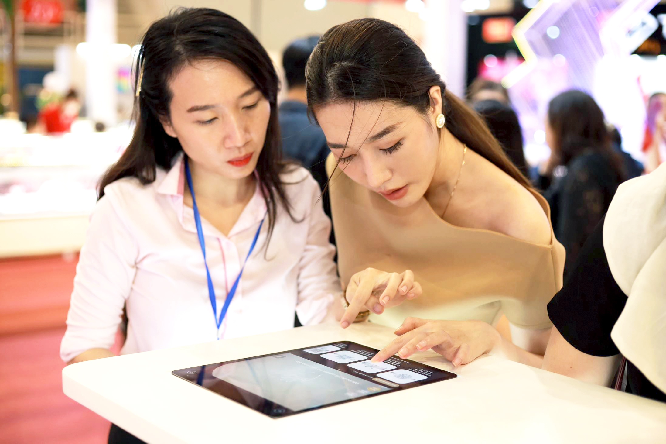 DOJI, The Gioi Kim Cuong mang trai nghiem khac biet den VIJF 2022 hinh anh