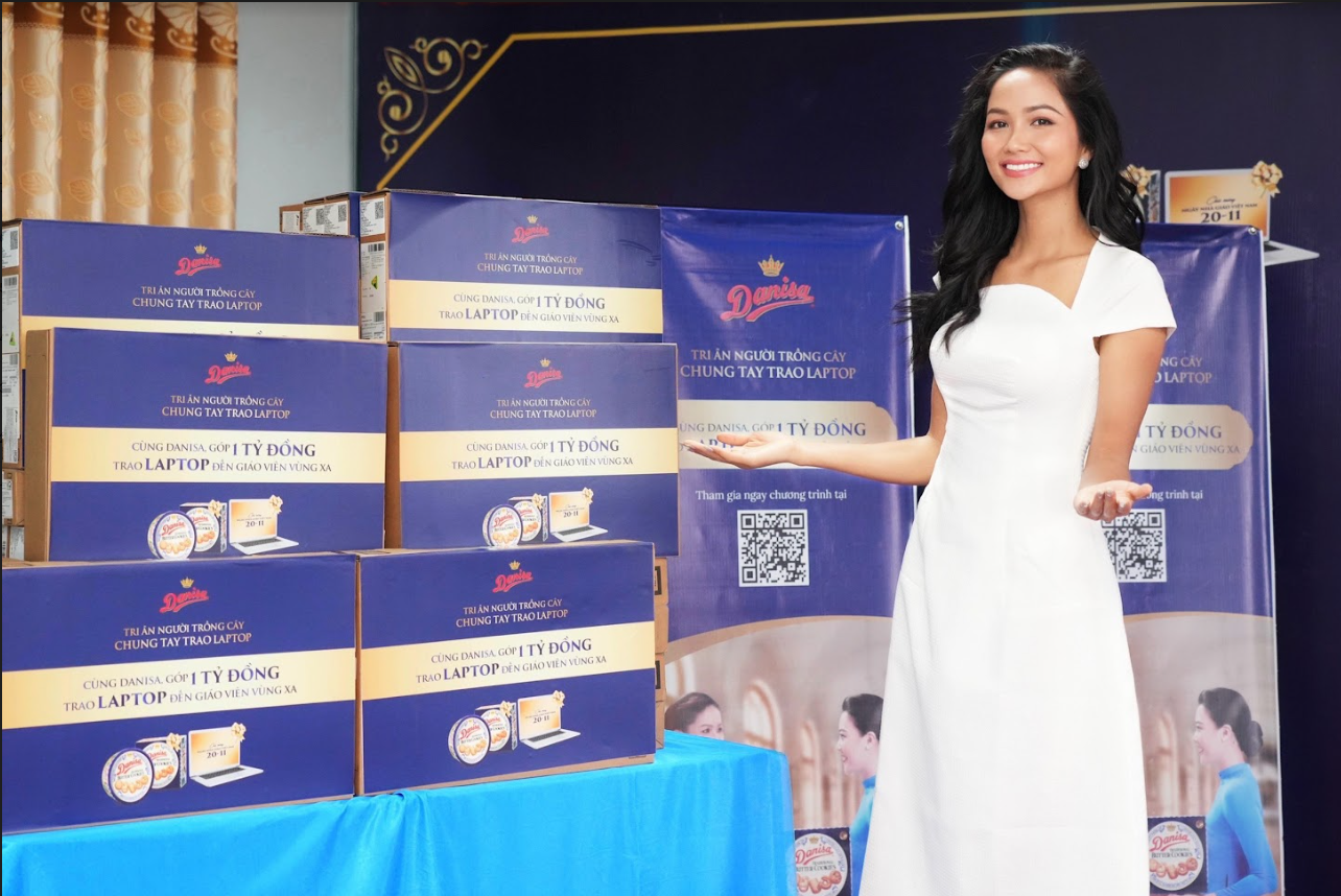 H'Hen Nie cung Danisa trao mon qua tri an den thay co Quang Binh hinh anh