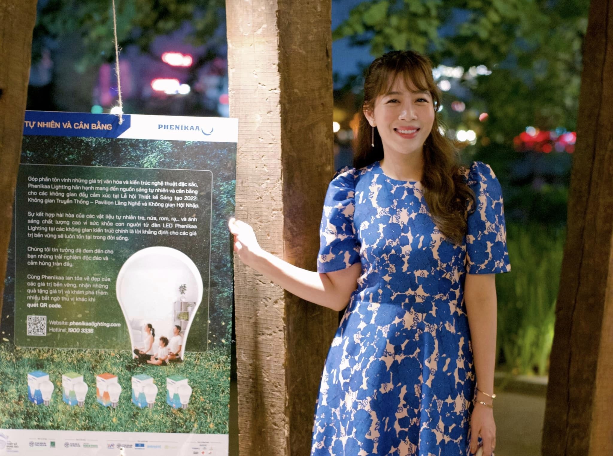 Nguoi noi tieng hao hung check-in nhan qua tai pho di bo Ha Noi hinh anh