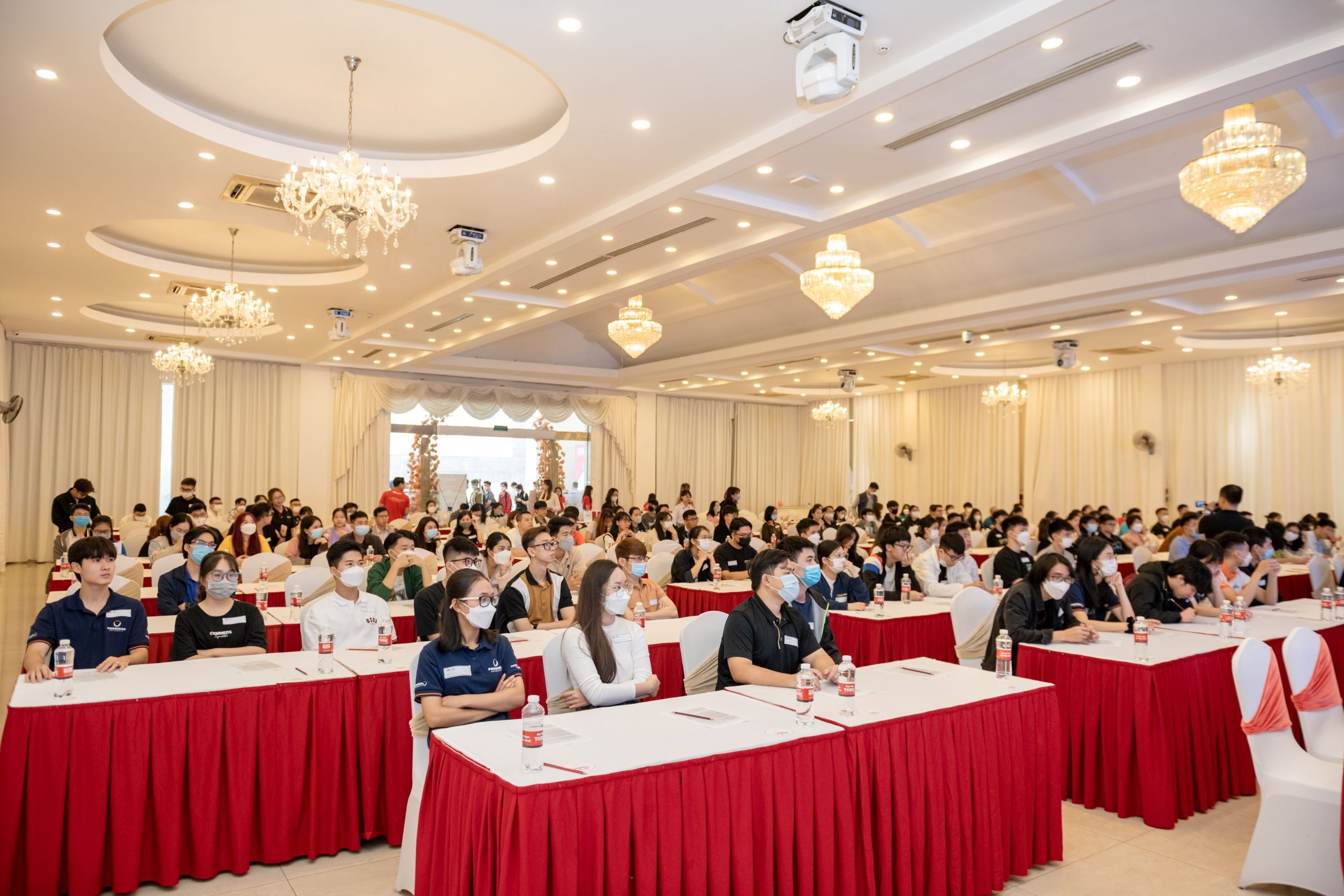Hang tram thi sinh tham gia thi thu tai Dai hoi TOEIC 2022 hinh anh