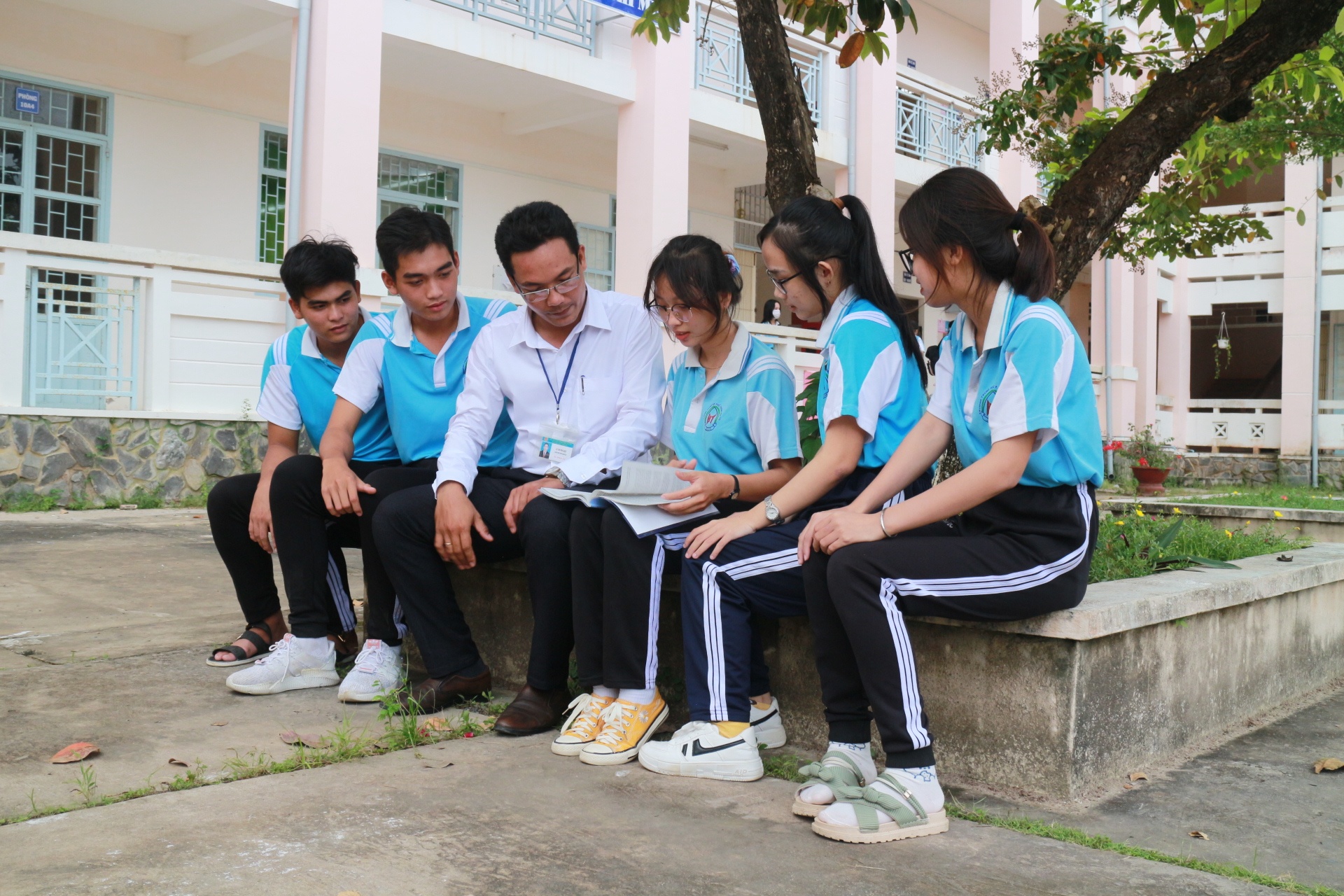 Chia se cung thay co anh 10