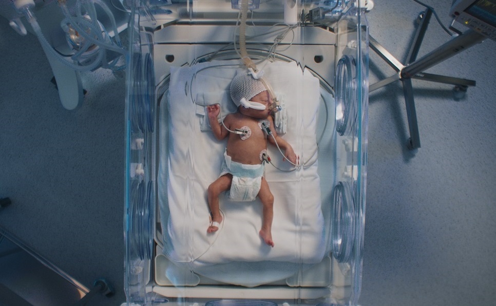 ‘Cuoc dua phi thuong’ cua be sinh non khien nghe si Viet xuc dong hinh anh