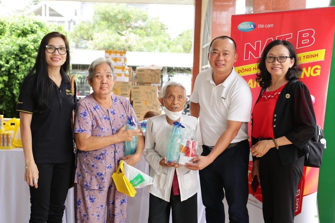 Mega va nha thuoc An Khang tai tro qua suc khoe cho ba con Tien Giang hinh anh