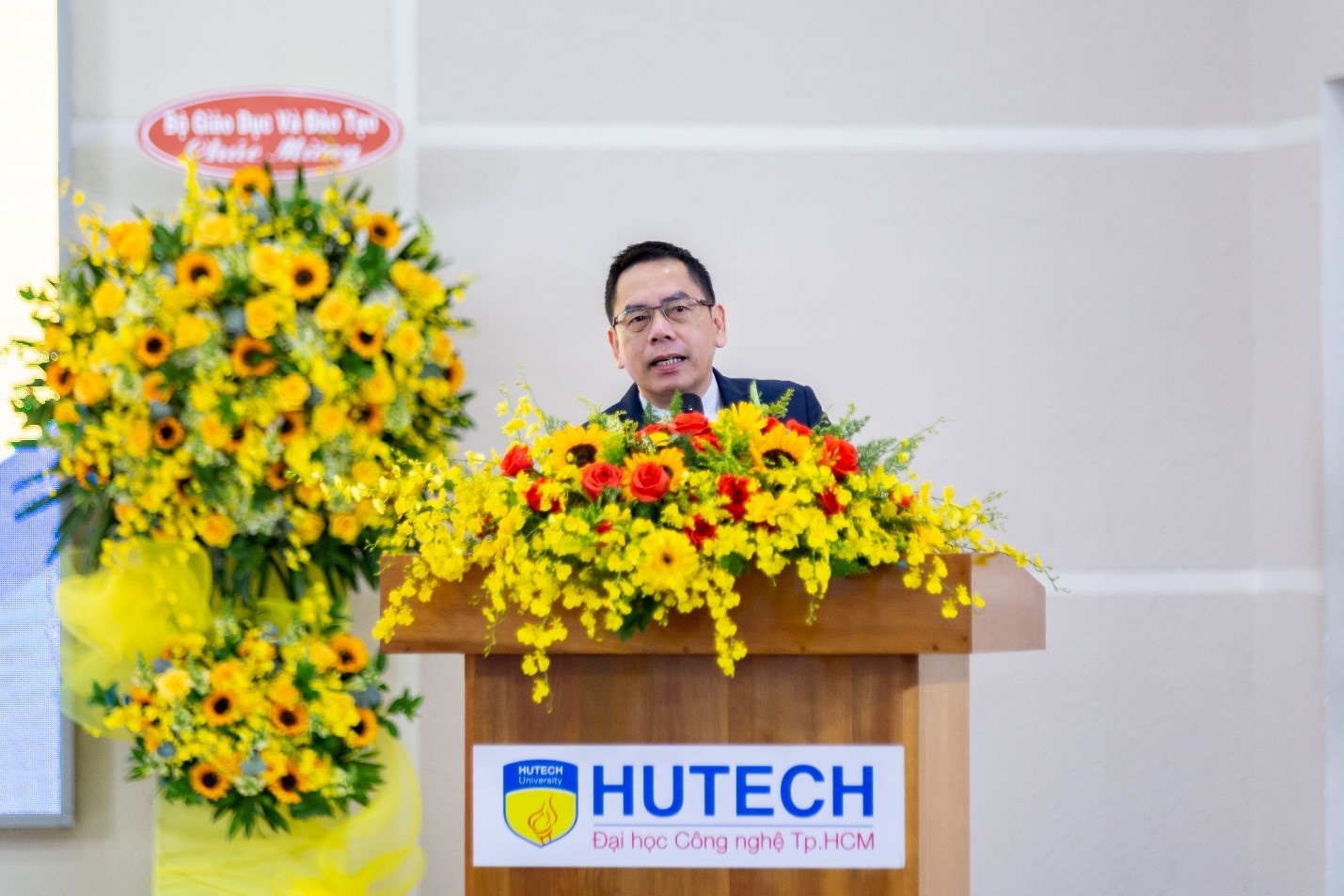 Hutech anh 4
