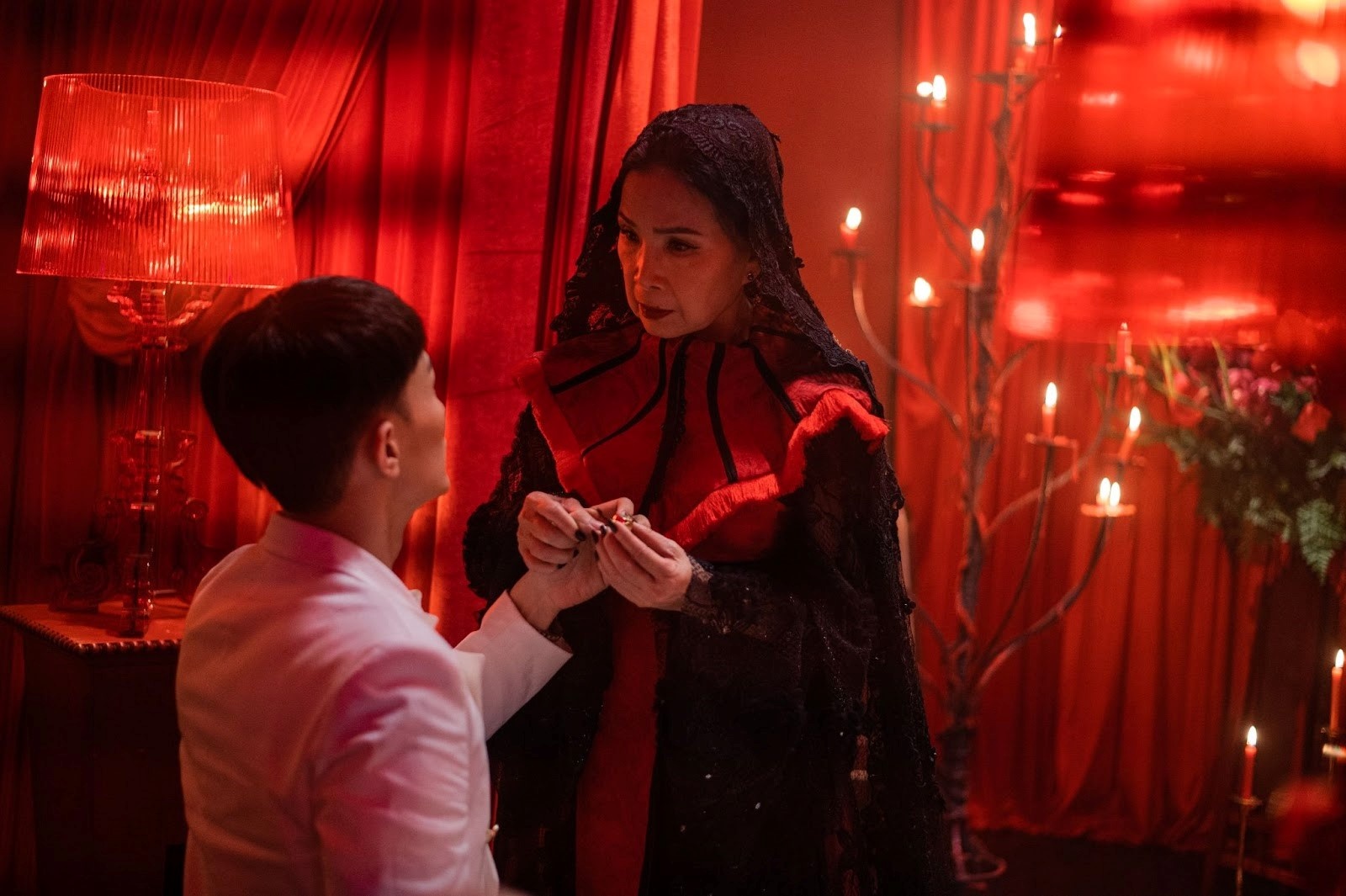 'Hanh phuc mau' - cau chuyen cu trong mot bia sach moi hinh anh