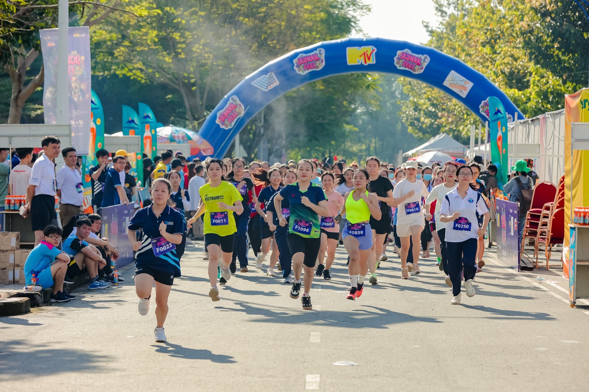 LONGA mang hoi tho khoe khoan den MTV School Fest hinh anh