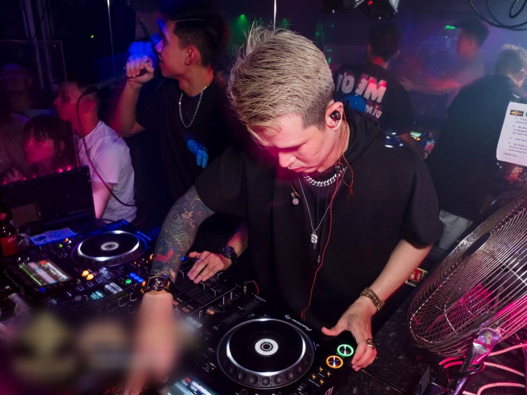 DJ Duong Hoang Vu 'chay' het minh trong tour luu dien quoc te hinh anh