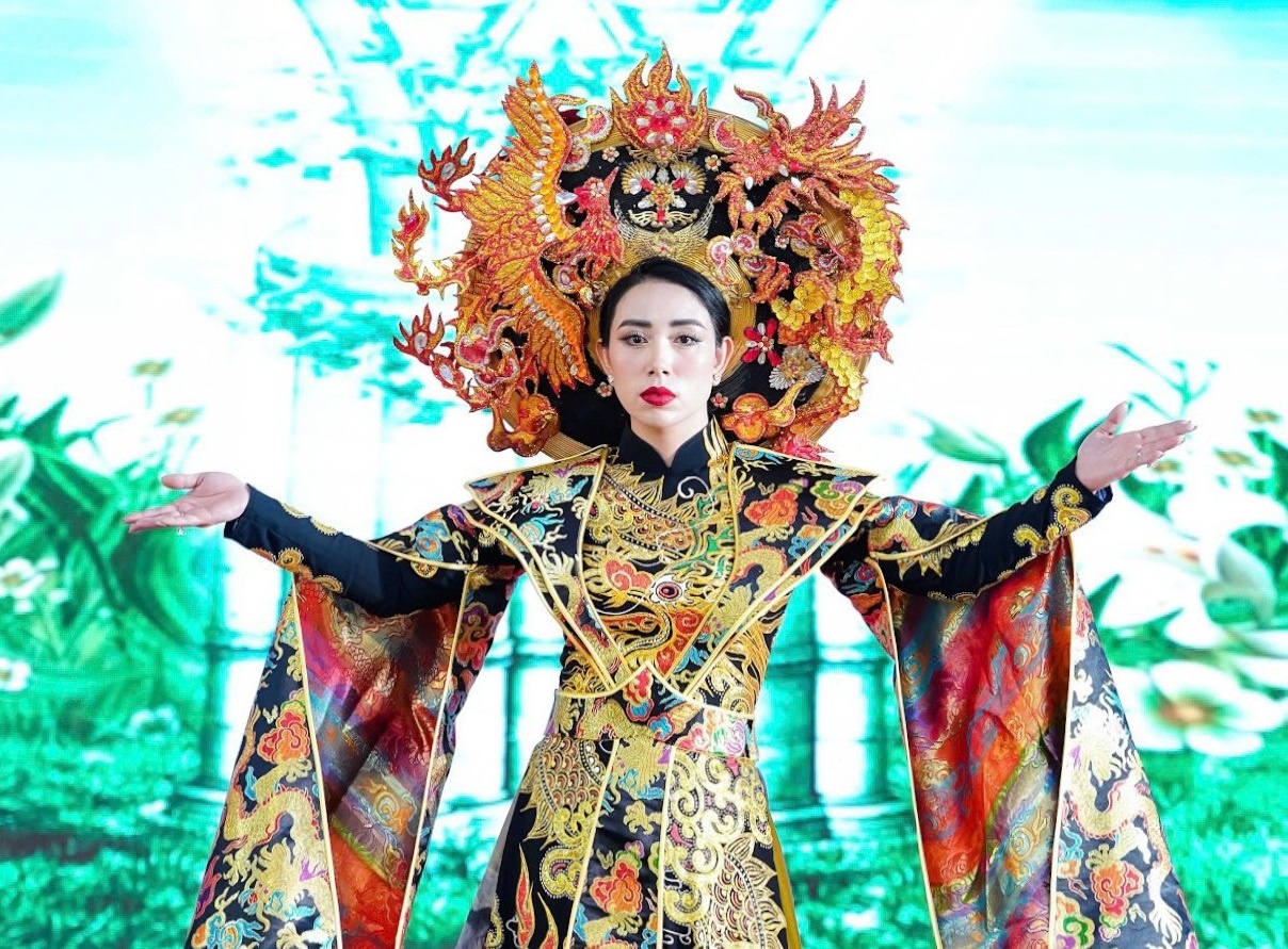 Nu doanh nhan lam vedette BST ao dai 'Long phung trinh tuong' hinh anh