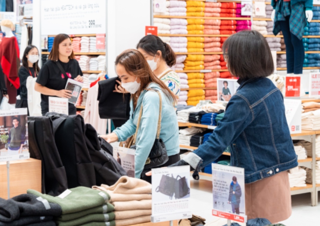 Nguoi dan tap nap san hang gia tot tai Vincom Black Friday 2022 hinh anh