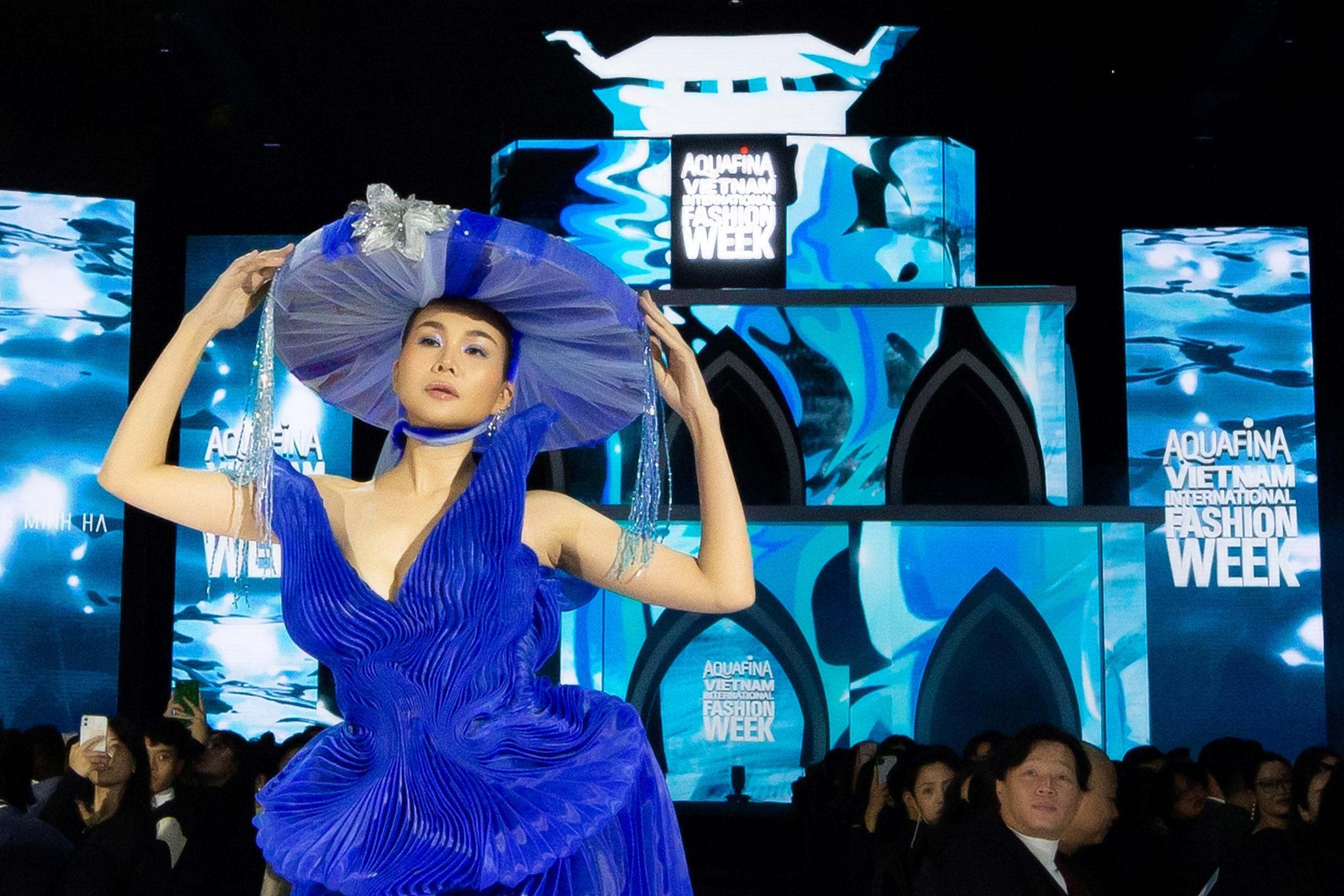 Thanh Hang khoe than thai voi BST lay cam hung tu di san mien Bac hinh anh